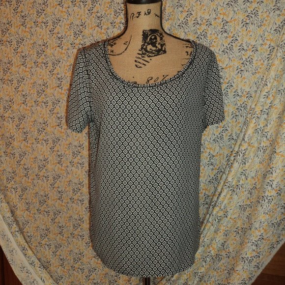 Geometric Patterned Top - Picture 2 of 7